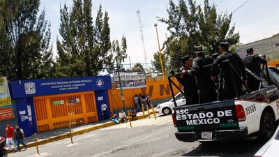 Las personas detenidas fueron identificadas como "porros" por los propios estudiantes