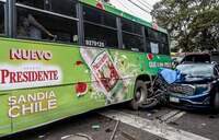 VIDEO: Mujer embiste a su asaltante y lo prensa contra autobús, en Iztapalapa