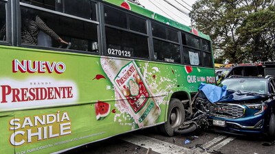 El presunto asaltante quedó prensado entre la camioneta y un microbús