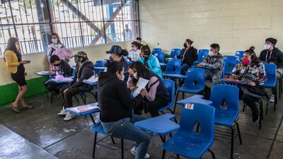 El organismo de la ONU señala que la reapertura de colegios no debe depender de la vacunación a maestros y alumnos