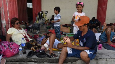 Activistas calculan que hay más de un millar de niños que viajan en la caravana migrante