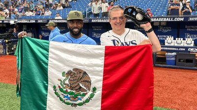 Arozarena le obsequió al secretario una camisola de los Tampa Bay Rays con su nombre y el número 24