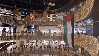 Los manifestantes colocaron una bandera monumental de Palestina al interior del lujoso centro comercial