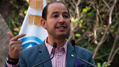 No respondió si respalda al presidente del PRI o si la alianza está en riesgo tras la difusión de audios.