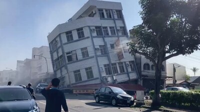 Algunos edificios se inclinaron en ángulos muy inclinados y sus plantas bajas quedaron aplastadas