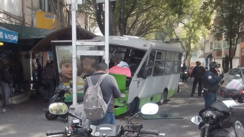 Microbús choca contra parabús en la colonia Portales; hay al menos 5 heridos