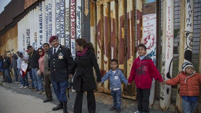 Decenas de personas se reunieron en el muro fronterizo en Tijuana, a fin de formar una valla humana tomados de la mano