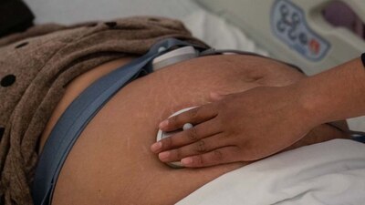 La mujer fue sometida a una cesárea