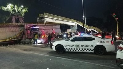 El puente cayó sobre la parte trasera del vehículo de carga