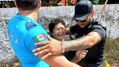 Dos strippers bailan a una señora como parte de su regalo del 10 de mayo