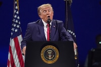 Trump sube nueva imagen racista hecha con IA contra Obama