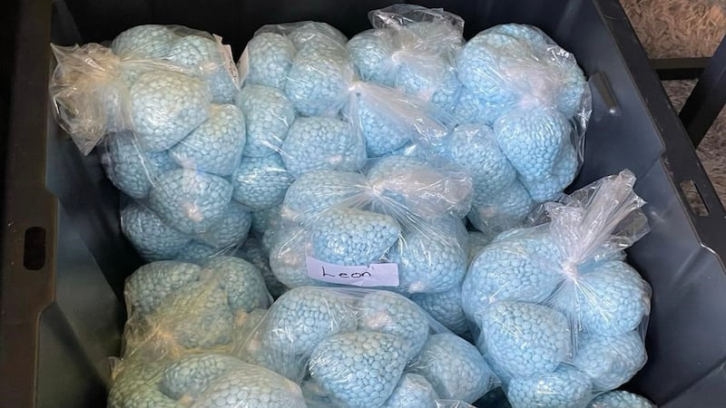 DEA pide investigación interna: agentes habrían permitido el paso de miles de pastillas de fentanilo a EU