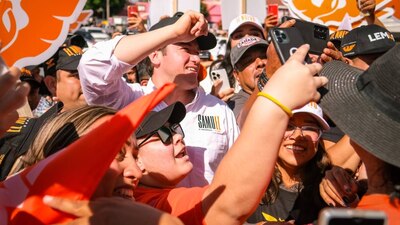 Encabezó una cabalgata con simpatizantes y militantes del partido naranja