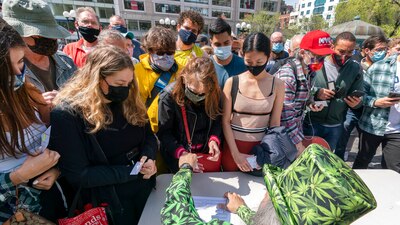 Las autoridades en Detroit ofrecen a las personas 50 dólares para que lleven a otras a algún centro de vacunación