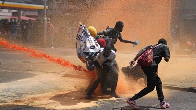 Policías han atacado a los manifestantes kenianos con municiones reales y gas lacrimógeno
