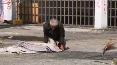 El hombre se quedó a lado de su perrito