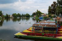 Trabajadores de trajineras toman la alcaldía Xochimilco y exigen limpieza de canales