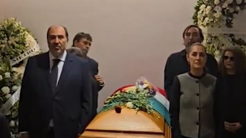 Sheinbaum acude al panteón Francés para despedir a Cuauhtémoc Cárdenas; encabeza guardia de honor