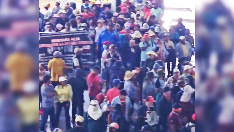 Maestros de la CNTE dan ‘portazo’ en inmediaciones del AICM