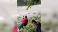 VIDEO: Maestra se lanza en tirolesa para llegar a su salón de clases en Hidalgo