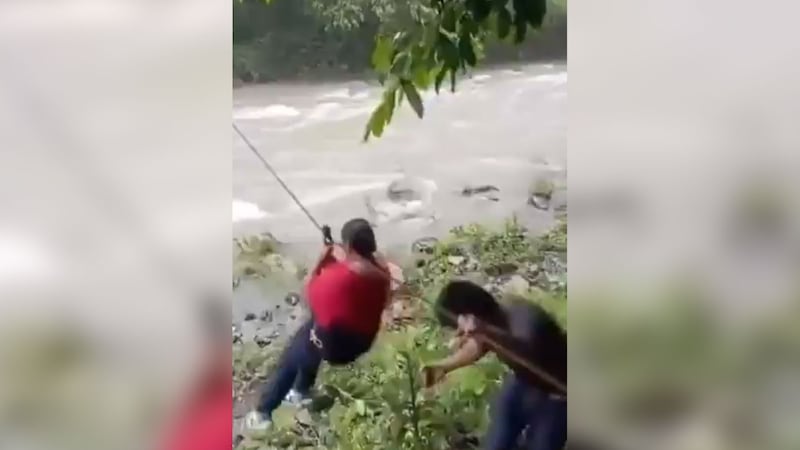 VIDEO: Maestra se lanza en tirolesa para llegar a su salón de clases en Hidalgo
