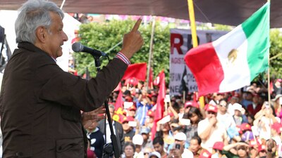 El aspirante de la coalición 'Juntos haremos historia' durante un mitin en Nezahualcóyotl