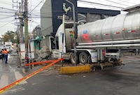 Pipa se estrella contra panadería La Esperanza en Iztapalapa; de ‘milagro’ no hay lesionados
