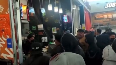 Repartidores de comida rápida enfrentaron a los empleados de una barra de sushi