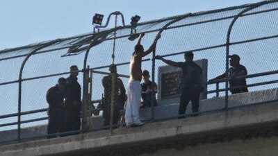 Un migrante de Venezuela amagó con aventarse de un puente peatonal