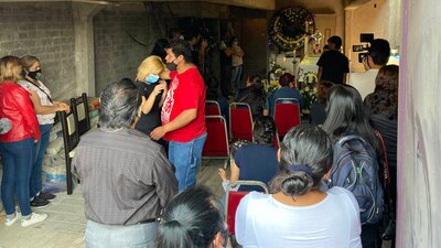 Familiares dan adiós a menor muerto en accidente de Metro