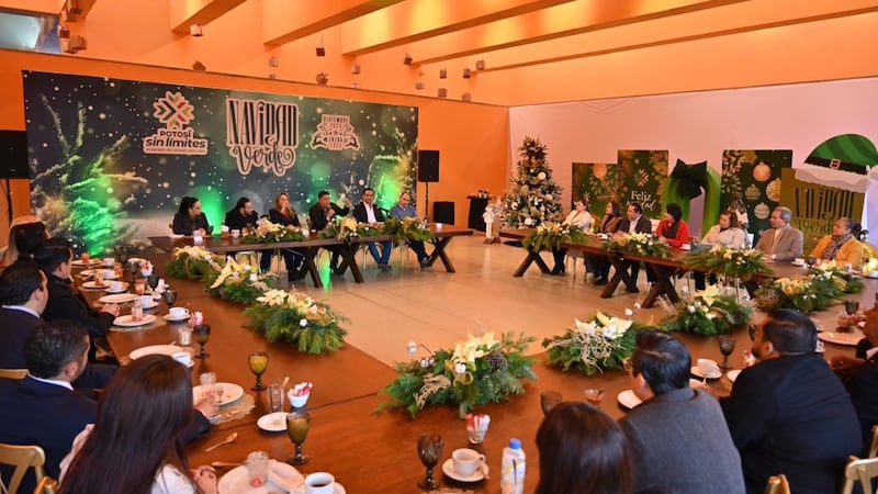 Gobierno de SLP rifa 2 camionetas en convivio navideño; diputados, los ganadores