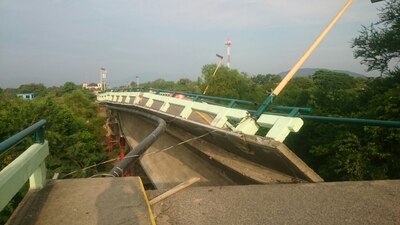 El puente que unía Ixtaltepec con Juchitán, quedó colapsado