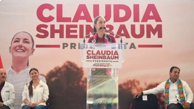 Sheinbaum Pardo fue recibida por decenas de personas en el Aeropuerto de Villahermosa