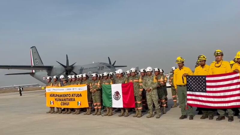 Llega al AIFA delegación mexicana que apoyó en combate de incendios en California