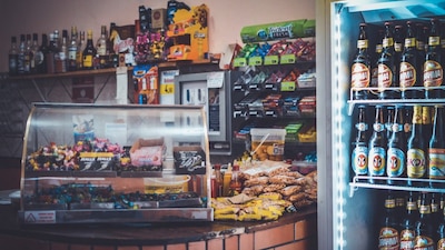 Trabajar en una tienda de abarrotes de Canadá podría hacerse realidad si aplicas a una oportunidad del Gobierno de México