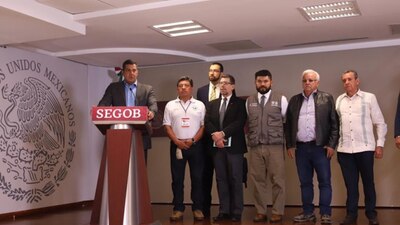 Autoridades federales y representantes del gremio de taxistas se reunieron y acordaron dialogar en mesas de trabajo