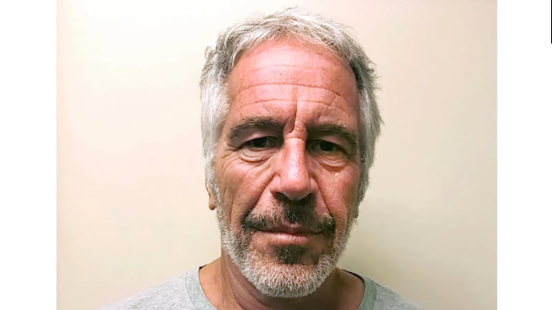 Revelan fotos del archivo de Epstein en las que aparecen Trump y Bill Clinton