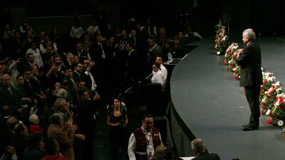 El líder nacional del Partido, López Obrador, fue recibido con aplausos
