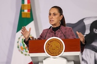 Sheinbaum plantea regular uso de celulares en escuelas de todo el país