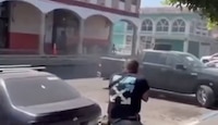 VIDEO: Sujetos abren fuego contra el Palacio Municipal de Jiquilpan, Michoacán
