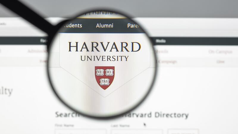 Jueza bloquea orden de Trump para prohibir a Harvard inscribir estudiantes extranjeros