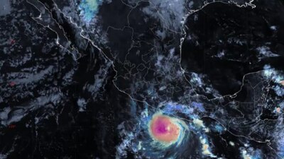 Se encuentra a 175 kilómetros de Punta Maldonado, Guerrero, y a 235 km de Acapulco