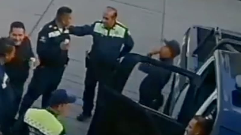 VIDEO: Exhiben a policías viales ingiriendo bebidas alcohólicas en el patio de la corporación