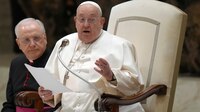 Papa Francisco continúa “estable” pero todavía requiere terapia en el hospital