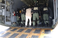 Los 37 reos de México arriban Estados Unidos tras operativo