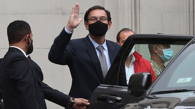 El presidente peruano saluda a la prensa al salir del Palacio de Gobierno para dirigirse al Congreso en Lima, Perú