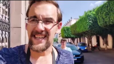 El extranjero aseguró que no permitirle caminar por una plaza pública es anticonstitucional