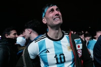 Entre lagrimas y disturbios, miles argentinos toman el centro de Buenos Aires