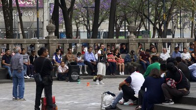 Frente a Bellas Artes decenas de capitalinos se aglomeran para ver los shows de los ambulantes