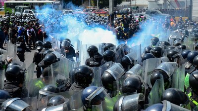 Durante la protestas, los manifestantes protagonizaron varias riñas contra los elementos de seguridad capitalinos.